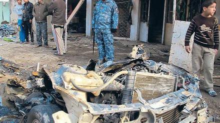 Völlige Zerstörung. Nach den jüngsten Anschlägen in Bagdad inspizieren Sicherheitskräfte die Orte, an denen die Sprengsätze explodierten. 