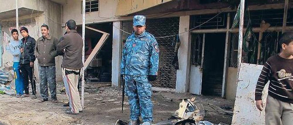 Völlige Zerstörung. Nach den jüngsten Anschlägen in Bagdad inspizieren Sicherheitskräfte die Orte, an denen die Sprengsätze explodierten. 