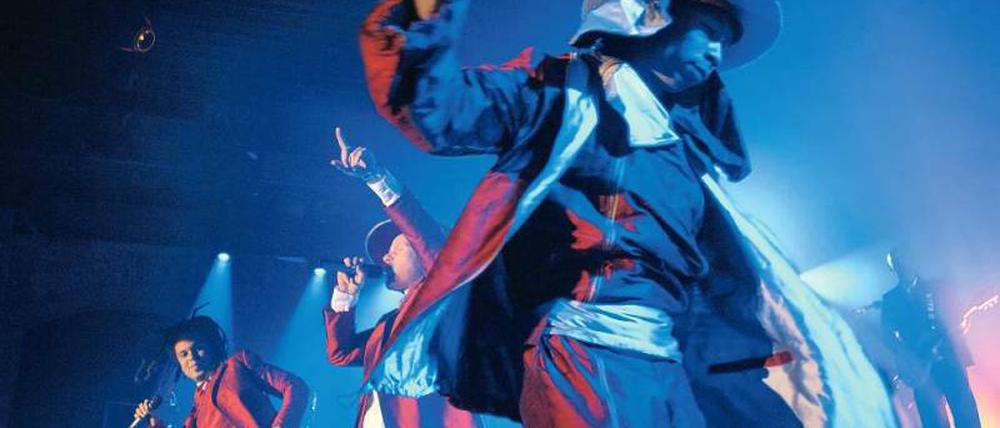 Ebenfalls mit Hut. Seeed spielen 2012 in der Schmeling-Halle. Foto: dpa