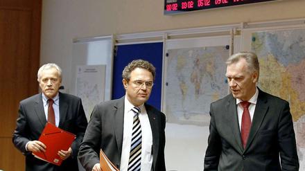 Heinz Fromm , Hans-Peter Friedrich und Jörg Ziercke (von links) bei der Eröffnung des neuen Abwehrzentrums gegen Rechtsextremismus.