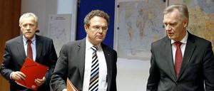 Heinz Fromm , Hans-Peter Friedrich und Jörg Ziercke (von links) bei der Eröffnung des neuen Abwehrzentrums gegen Rechtsextremismus. 