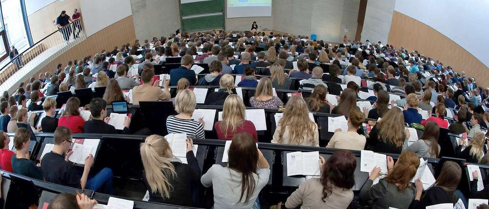 Wir wollen hier rein. Ein neue Portal sollte Bewerbern schneller zum Studienplatz verhelfen. 15 Millionen Euro hat der Bund dafür ausgegeben.