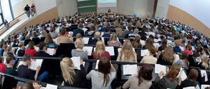 Wir wollen hier rein. Ein neue Portal sollte Bewerbern schneller zum Studienplatz verhelfen. 15 Millionen Euro hat der Bund dafür ausgegeben.