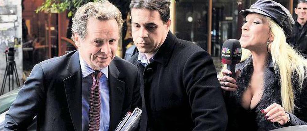 Willkommen zurück. Poul Thomsen (links) vom Internationalen Währungsfonds kam am Montag nach Athen, wo er von Bodyguard und Reporterin in Empfang genommen wurde.