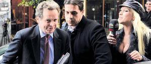 Willkommen zurück. Poul Thomsen (links) vom Internationalen Währungsfonds kam am Montag nach Athen, wo er von Bodyguard und Reporterin in Empfang genommen wurde.