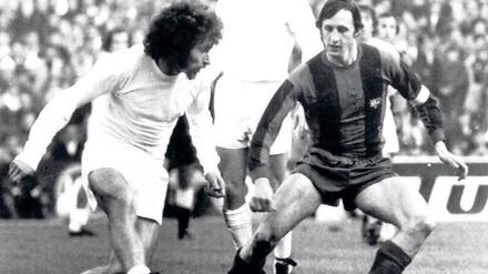Große Duelle. Schon in den Siebzigerjahren galt das Spiel FC Barcelona gegen Real Madrid als „Clasico“ des spanischen Fußballs – auch wegen der politischen Komponente unter Diktator Francisco Franco. Hier kickt Paul Breitner (l.) gegen Barcas Johan Cryuff.