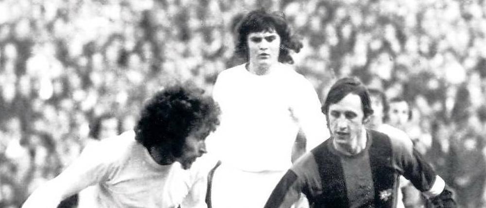 Große Duelle. Schon in den Siebzigerjahren galt das Spiel FC Barcelona gegen Real Madrid als „Clasico“ des spanischen Fußballs – auch wegen der politischen Komponente unter Diktator Francisco Franco. Hier kickt Paul Breitner (l.) gegen Barcas Johan Cryuff. 