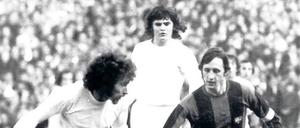 Große Duelle. Schon in den Siebzigerjahren galt das Spiel FC Barcelona gegen Real Madrid als „Clasico“ des spanischen Fußballs – auch wegen der politischen Komponente unter Diktator Francisco Franco. Hier kickt Paul Breitner (l.) gegen Barcas Johan Cryuff. 