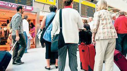 Trubel in Tegel. Fluggäste können wenig gegen Fehlverhalten der Airlines tun.Foto: dapd