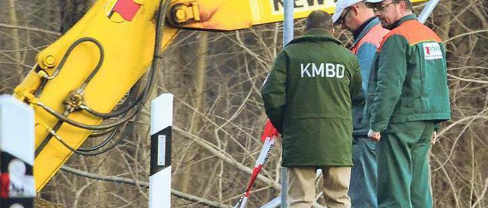 Gefährliche Arbeit. In Neuhausen wird Munition geborgen. Foto: Helbig/dpa