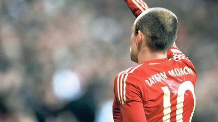 Hier, ich schieße! Arjen Robben schnappte sich bei beiden Elfmetern den Ball. Foto: dpa