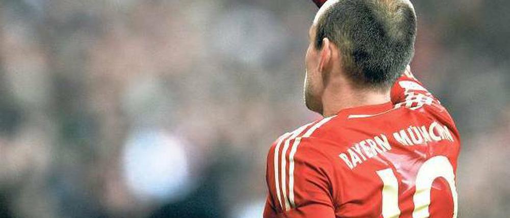 Hier, ich schieße! Arjen Robben schnappte sich bei beiden Elfmetern den Ball. Foto: dpa