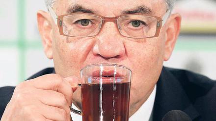 Tasse voll, Blick leer: Magath. Foto: dapd