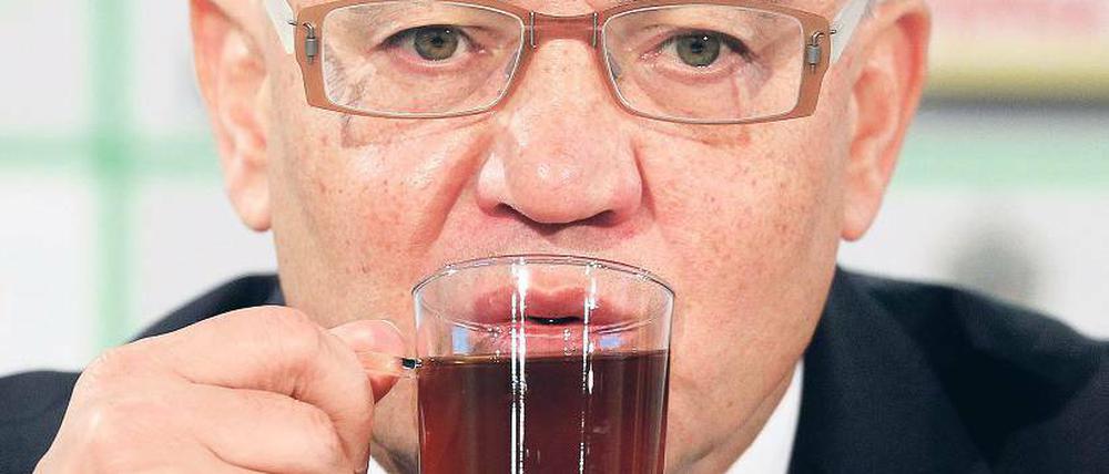 Tasse voll, Blick leer: Magath. Foto: dapd