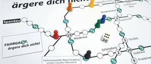 Zug um Zug. Wer noch keine Idee für Weihnachten hat, braucht nur einen Drucker, Kleber und Spielfiguren. Und einen gewissen Humor.  