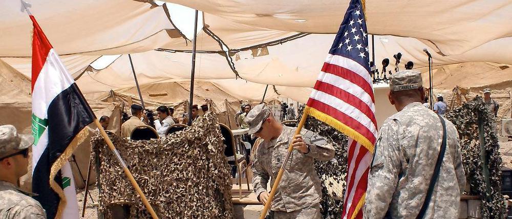 Flagge raus. US-Truppen ziehen aus dem Irak ab.
