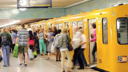 Regeln und Verbote gibt es in Berlins öffentlichen Verkehrsmitteln genug. Es hält sich nur keiner daran.