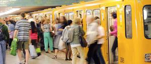 Regeln und Verbote gibt es in Berlins öffentlichen Verkehrsmitteln genug. Es hält sich nur keiner daran.