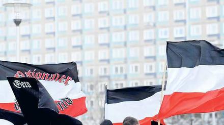 Fahnenwucht. Nach und nach tauchen in den Szenarien der Ermittler weitere Personen aus ganz Deutschland auf. Nicht ganz unwichtige unter ihnen kommen auch aus Berlin.