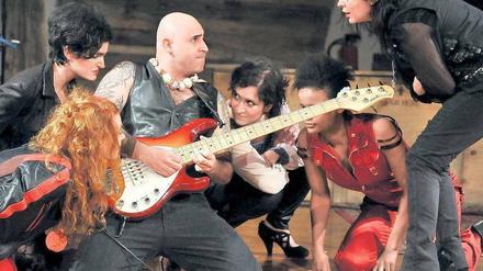 Mit Knoblauchkette. Die Blutsaugerinnen und ihr Musikchef. Foto: Gerhard F. Ludwig