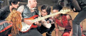 Mit Knoblauchkette. Die Blutsaugerinnen und ihr Musikchef. Foto: Gerhard F. Ludwig