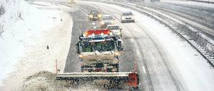 Der erste Schnee. Räumfahrzeug in Thüringen. Foto: dpa