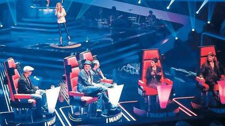 Neuer Dreh. Bei „The Voice of Germany“ dürfen die Juroren ihre Kandidaten erst sehen, nachdem sie sich für sie entschieden haben. Damit wird suggeriert, dass bloß die Stimme zählt. Nach sechs Sendungen ist die erste Castingphase jetzt abgeschlossen. Foto: Promo