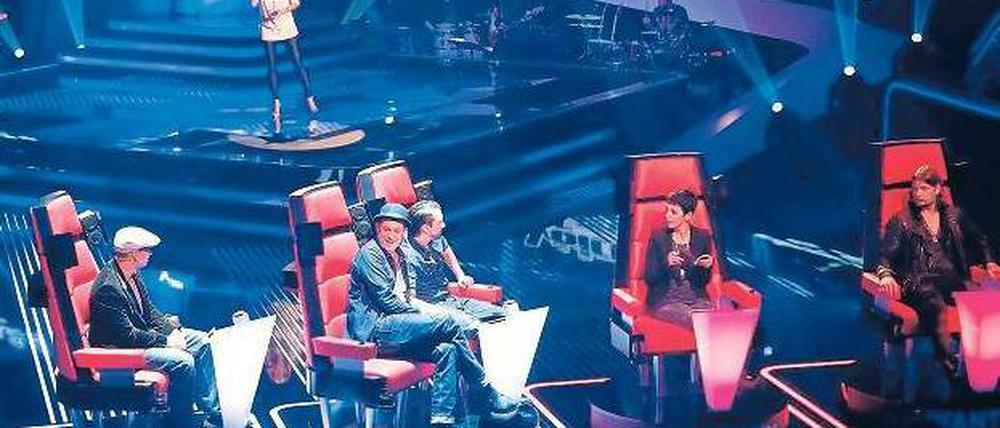 Neuer Dreh. Bei „The Voice of Germany“ dürfen die Juroren ihre Kandidaten erst sehen, nachdem sie sich für sie entschieden haben. Damit wird suggeriert, dass bloß die Stimme zählt. Nach sechs Sendungen ist die erste Castingphase jetzt abgeschlossen. Foto: Promo