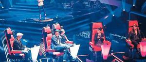 Neuer Dreh. Bei „The Voice of Germany“ dürfen die Juroren ihre Kandidaten erst sehen, nachdem sie sich für sie entschieden haben. Damit wird suggeriert, dass bloß die Stimme zählt. Nach sechs Sendungen ist die erste Castingphase jetzt abgeschlossen. Foto: Promo