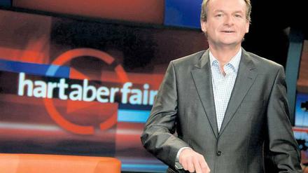 Frank Plasberg wählt die passenden Einspielfilme für „Hart aber fair“ (Montag, 21 Uhr in der ARD) mit dem Touchscreen aus. Foto: WDR