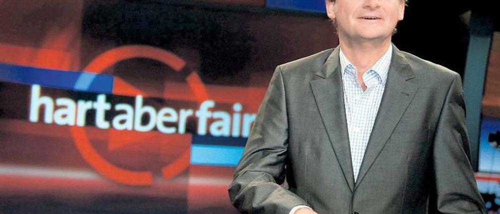 Frank Plasberg wählt die passenden Einspielfilme für „Hart aber fair“ (Montag, 21 Uhr in der ARD) mit dem Touchscreen aus. Foto: WDR