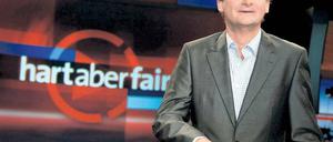 Frank Plasberg wählt die passenden Einspielfilme für „Hart aber fair“ (Montag, 21 Uhr in der ARD) mit dem Touchscreen aus. Foto: WDR