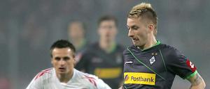 Zu diesem Zeitpunkt wirkte die Schmerztablette bei Marco Reus (l.) schon. Den Zehenbruch hatte sich der Gladbacher schon zu Beginn des Spiels zugezogen.