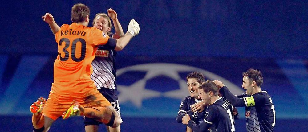Zagrebs Spieler freuen sich über das 1:0 gegen Lyon. Danach war dann aber ganz plötzlich der Faden bei den Dinamo-Spielern gerissen.