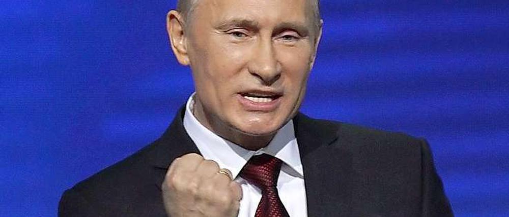 Putins Partei "Einiges Russland" hat bei den Wahlen die absolute Mehrheit erlangt. Bei der letzten Wahl hatte die Partei noch eine Zwei-Drittel-Mehrheit erlangt.