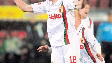 Mehr Energie. Jan-Ingwer Callsen-Bracker sicherte Augsburg mit seinem Tor einen verdienten Sieg gegen Gladbach. Foto: dapd