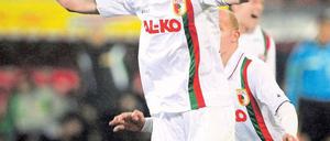 Mehr Energie. Jan-Ingwer Callsen-Bracker sicherte Augsburg mit seinem Tor einen verdienten Sieg gegen Gladbach. Foto: dapd
