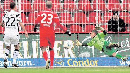 Aus den eigenen Reihen. Frankfurts Torhüter Klandt (r.) ist machtlos gegen den Treffer seines Mitspielers N‘Diaye. Foto: dapd