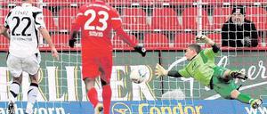 Aus den eigenen Reihen. Frankfurts Torhüter Klandt (r.) ist machtlos gegen den Treffer seines Mitspielers N‘Diaye. Foto: dapd
