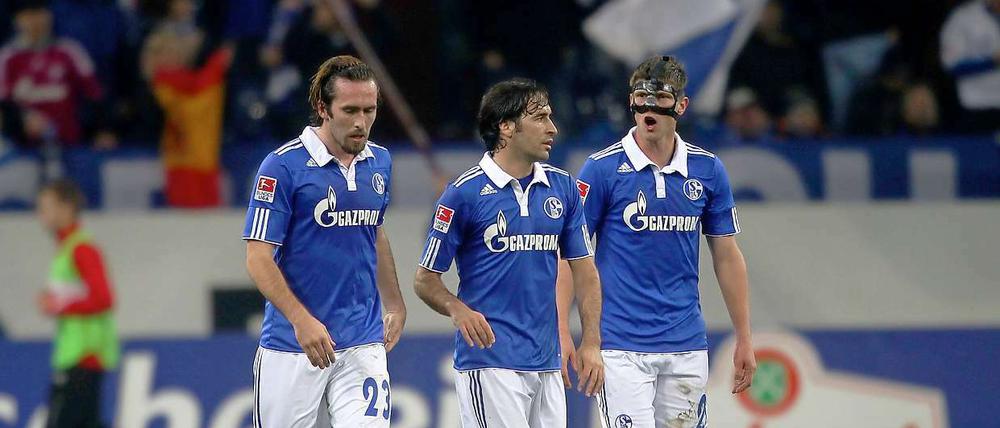 Schalker Torschütze: Klaas-Jan Huntelaar (r.) erzielte das 1:0 selbst und bereitete das 2:1 durch Christian Fuchs (l.) und das 3:1 durch Raul (m.) vor.