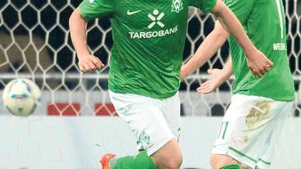 Das war kinderleicht. Claudio Pizarro (links) und Markus Rosenberg freuen sich über Pizarros Spaziergang zum 2:0 für Bremen. Foto: dpa