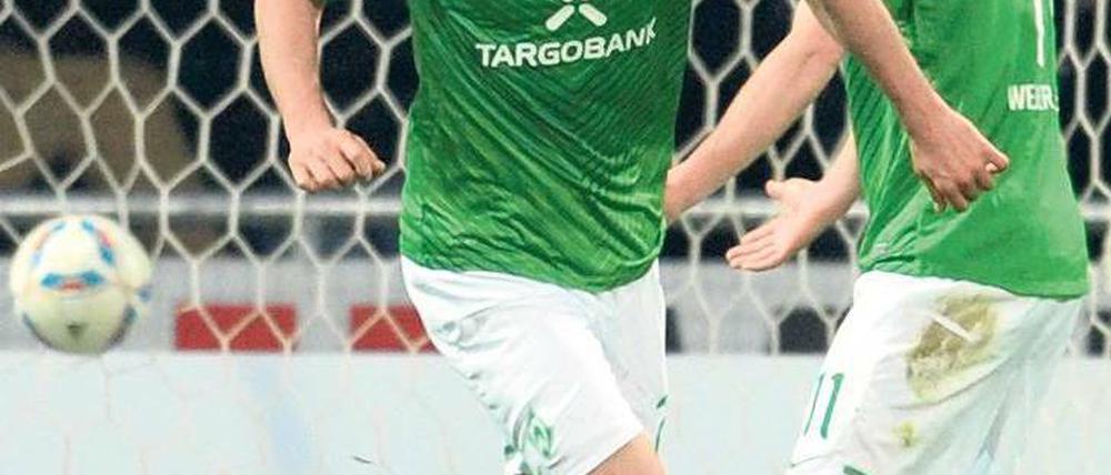 Das war kinderleicht. Claudio Pizarro (links) und Markus Rosenberg freuen sich über Pizarros Spaziergang zum 2:0 für Bremen. Foto: dpa