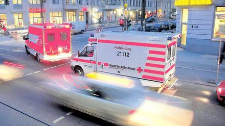 Oft ist es ein Infarkt. Die Berliner Feuerwehr rückt nur in zwei Prozent der Fälle zu Bränden aus. Meist sind es medizinische Notfälle und unter diesen häufig ein Herzinfarkt, weshalb sie zu Hilfe gerufen wird. Eine schnelle und gute Versorgung ist in Berlin die Regel. Foto: Imago