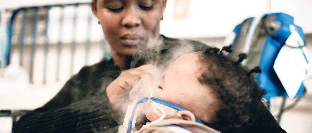 Positiv. Eine HIV-infizierte Mutter betreut ihr Kind in einer Klinik in Kapstadt. Dank einer immer besseren Versorgung, steigen die Überlebenschancen der Betroffenen. Gleichwohl gibt es in Afrika viele Menschen, die noch nicht einmal wissen, dass sie HIV-positiv sind. Foto: ddp