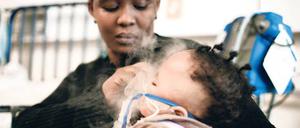 Positiv. Eine HIV-infizierte Mutter betreut ihr Kind in einer Klinik in Kapstadt. Dank einer immer besseren Versorgung, steigen die Überlebenschancen der Betroffenen. Gleichwohl gibt es in Afrika viele Menschen, die noch nicht einmal wissen, dass sie HIV-positiv sind. Foto: ddp