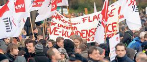 Arbeitskampf. Rund 1500 Vattenfall-Beschäftigte demonstrierten am Montag vor der schwedischen Botschaft für den Erhalt ihrer Jobs. Foto: dpa