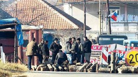 Zusammenstoß. Im Norden des Kosovo eskalieren Auseinandersetzungen zwischen Serben und Soldaten der Friedenstruppe Kfor. In der Nähe des Dorfes Zupce errichteten Serben Straßensperren.