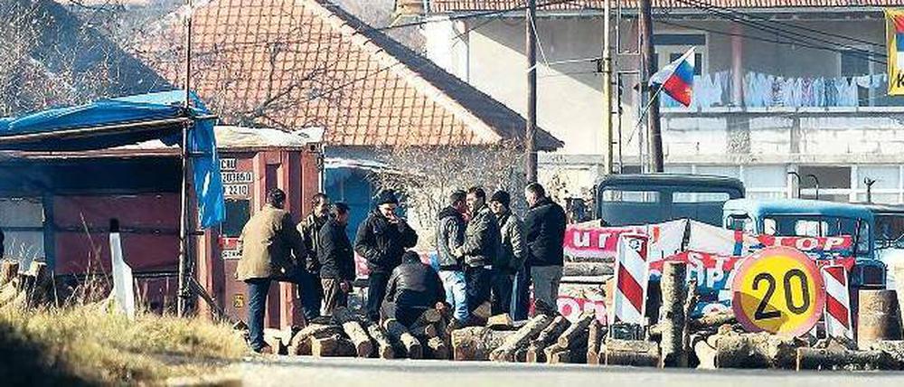 Zusammenstoß. Im Norden des Kosovo eskalieren Auseinandersetzungen zwischen Serben und Soldaten der Friedenstruppe Kfor. In der Nähe des Dorfes Zupce errichteten Serben Straßensperren.