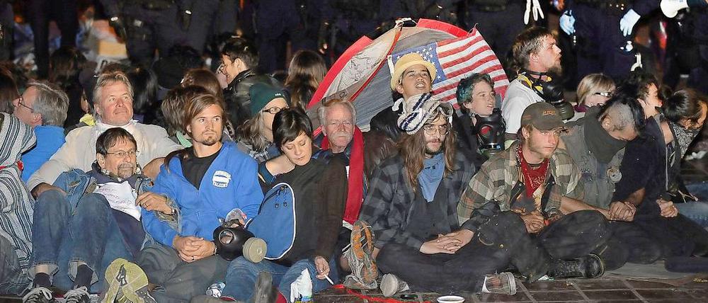 Aktivisten in Los Angeles nach der Räumung des Occupy-Camps.