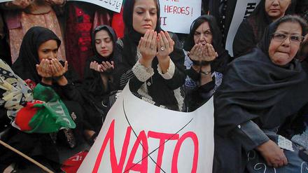 In Pakistan demonstrieren Menschen gegen den Nato-Angriff.